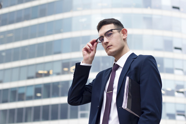 Мужчина в офисном пиджаке, костюме и блейзере, официальная одежда для взрослого мужчины.